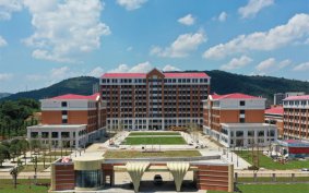 ¦���׶�ʦ���ߵ�ר��ѧУ